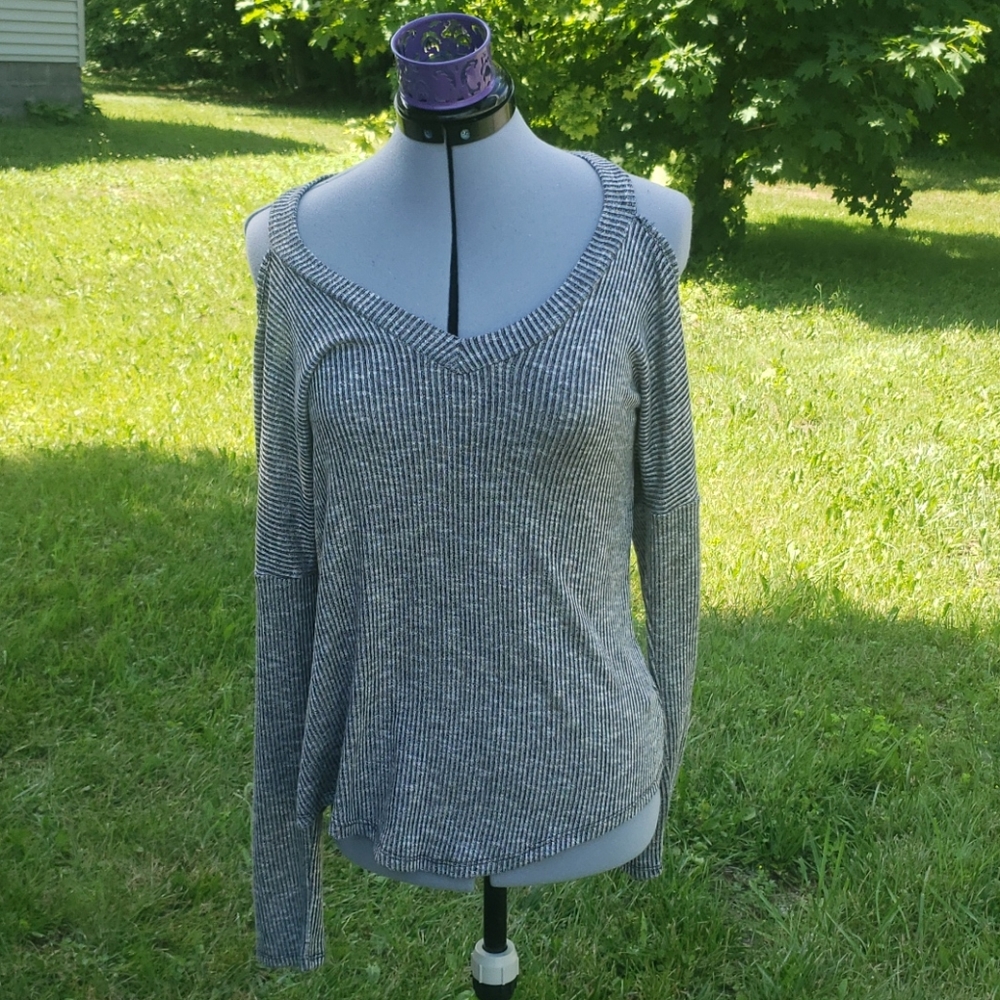 Cold shoulder long-sleeved blouse